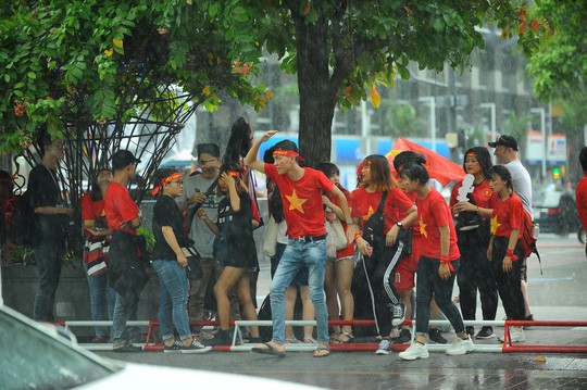 Người hâm mộ TP HCM và khắp nơi đội mưa chờ chung kết AFF 2018 - Ảnh 8.