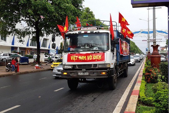 Người hâm mộ TP HCM và khắp nơi đội mưa chờ chung kết AFF 2018 - Ảnh 16.