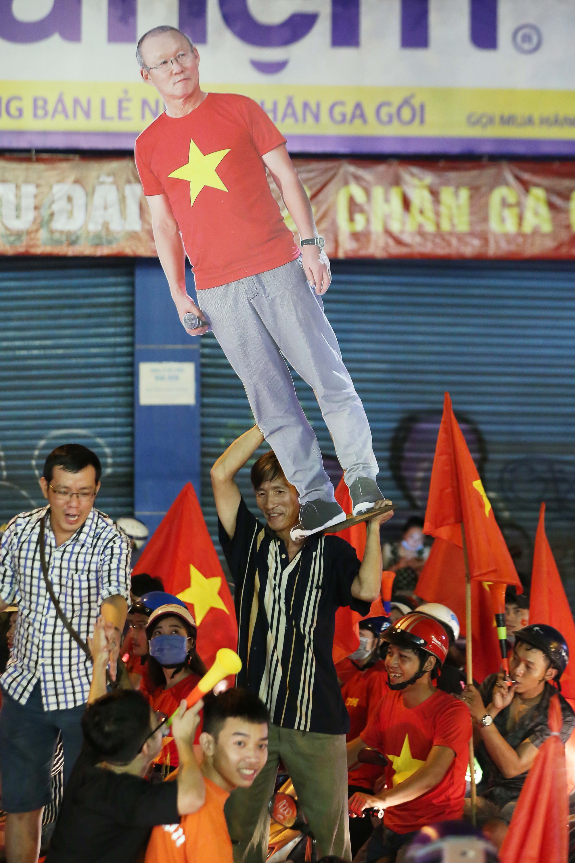 TP HCM trắng đêm mừng tuyển Việt Nam vô địch AFF Cup - Ảnh 8.