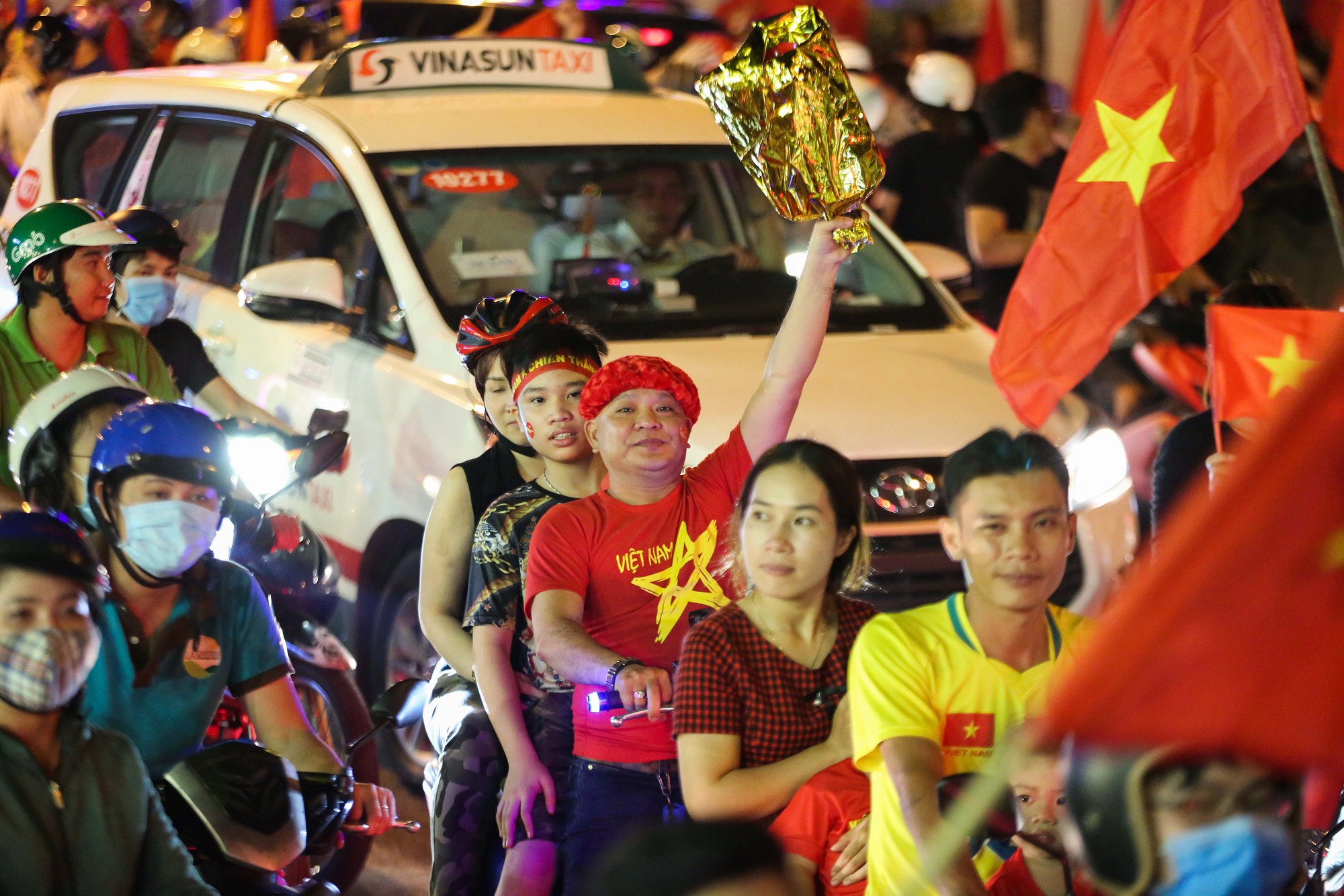 TP HCM trắng đêm mừng tuyển Việt Nam vô địch AFF Cup - Ảnh 3.