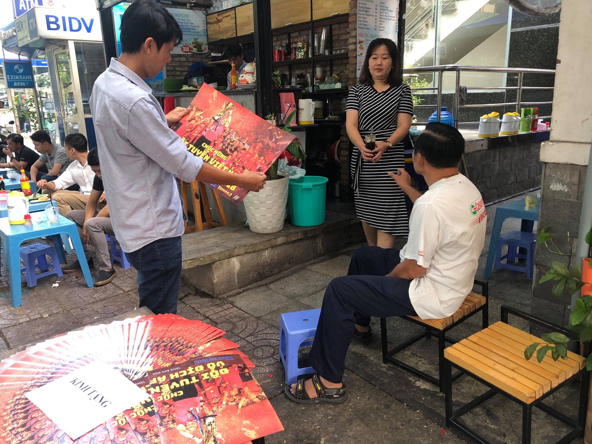 Độc giả thích thú với poster mừng Việt Nam vô địch AFF Cup - Ảnh 9.