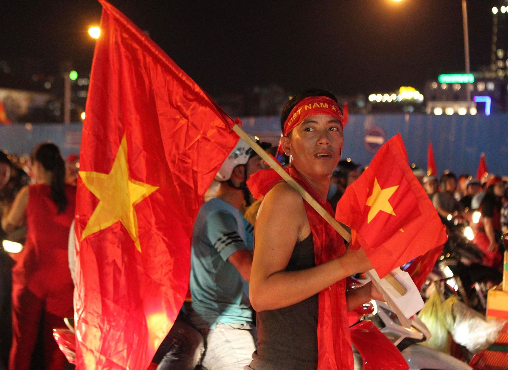 CĐV tại TP HCM đốt pháo sáng ăn mừng chiến thắng của tuyển Việt Nam - Ảnh 13.