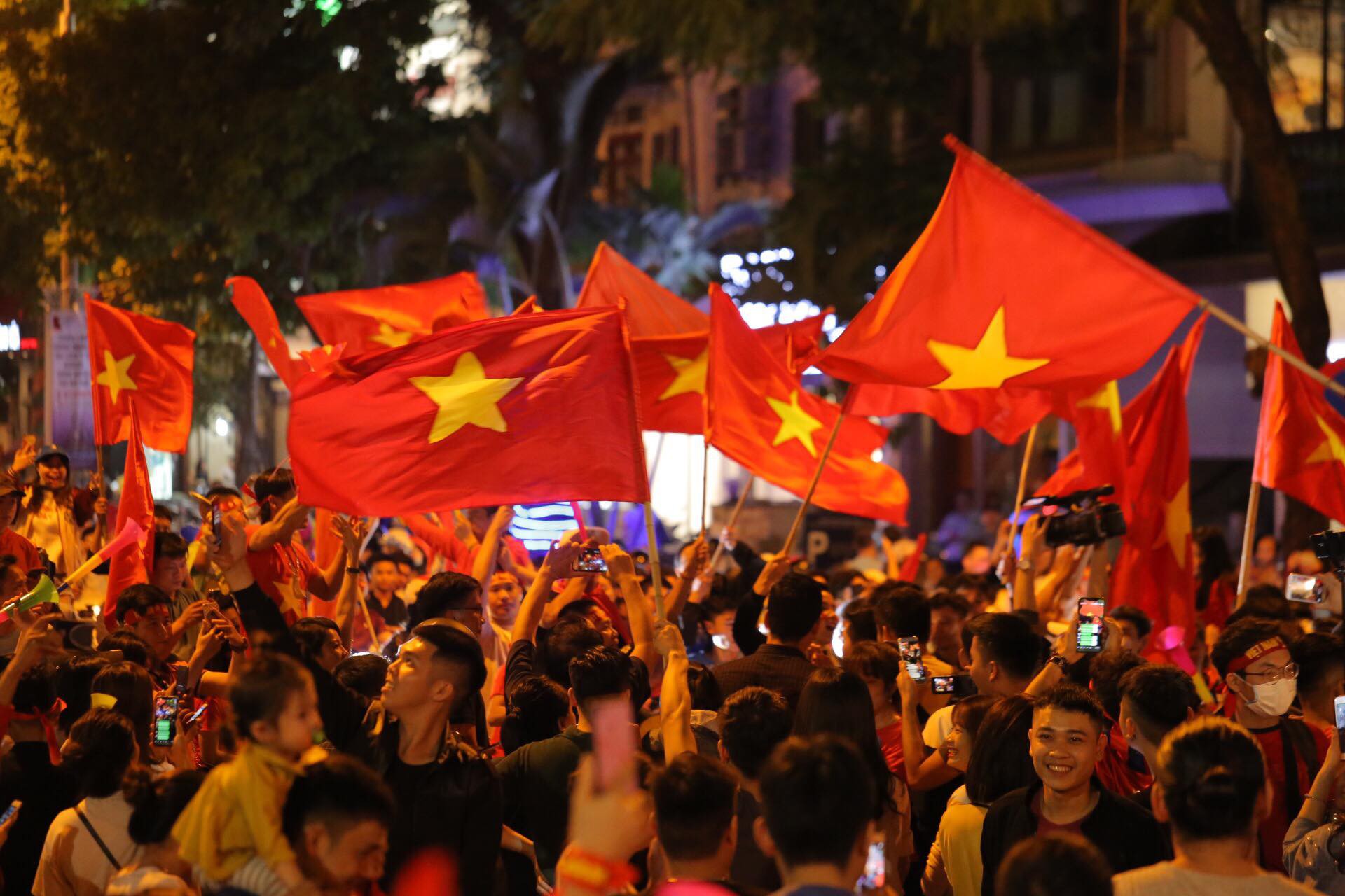 Hà Nội rợp cờ mừng chiến thắng của các chàng trai áo đỏ - Ảnh 15.