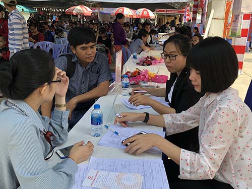 Nhộn nhịp tuyển dụng cuối năm - Ảnh 1.