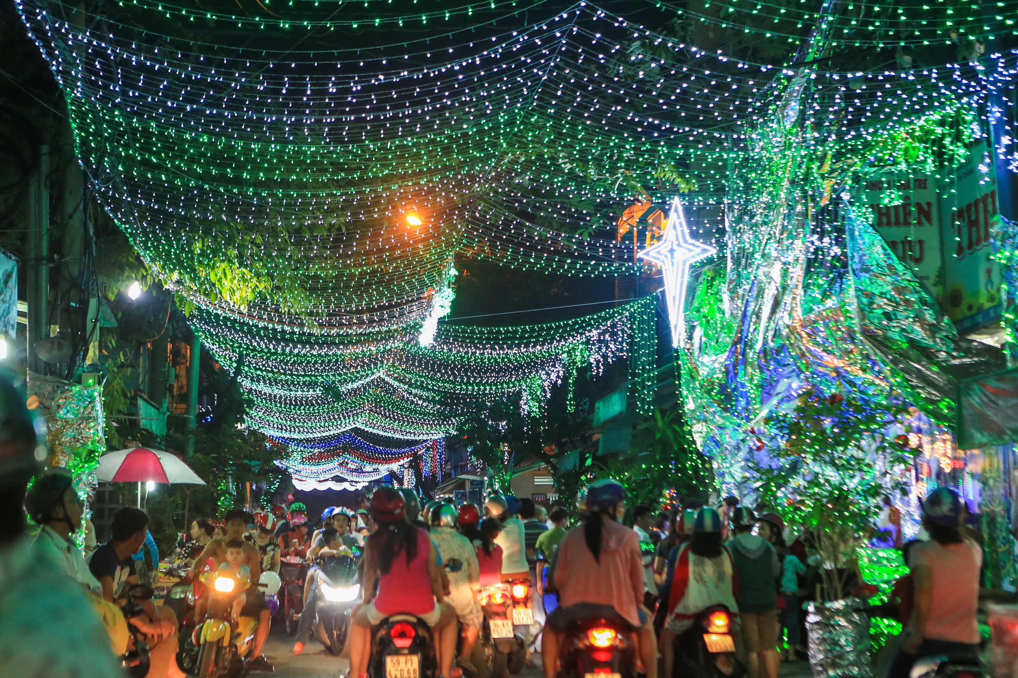 Người dân TP HCM, Hà Nội nô nức đón Giáng sinh - Ảnh 4.