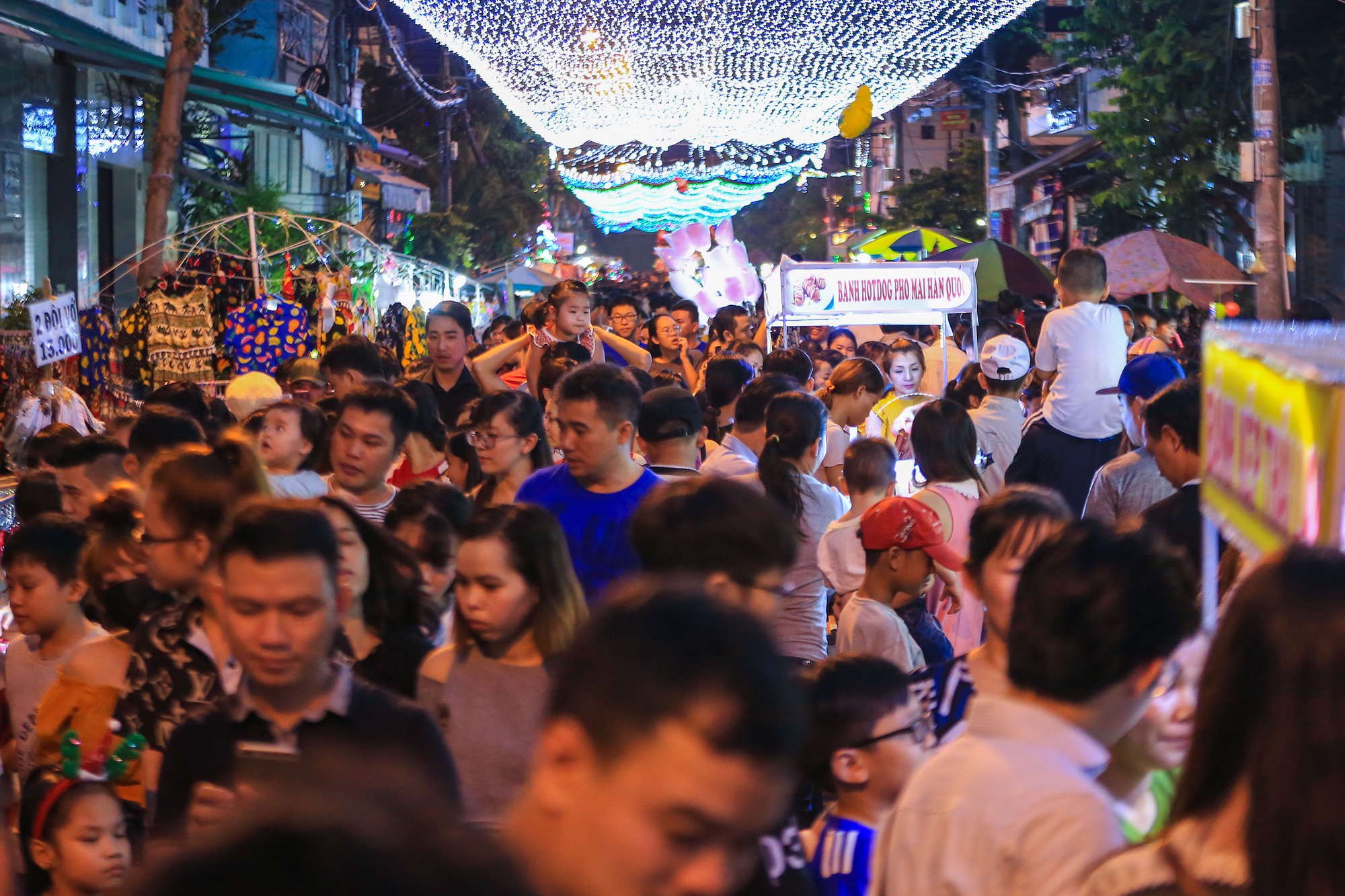 Người dân TP HCM, Hà Nội nô nức đón Giáng sinh - Ảnh 10.