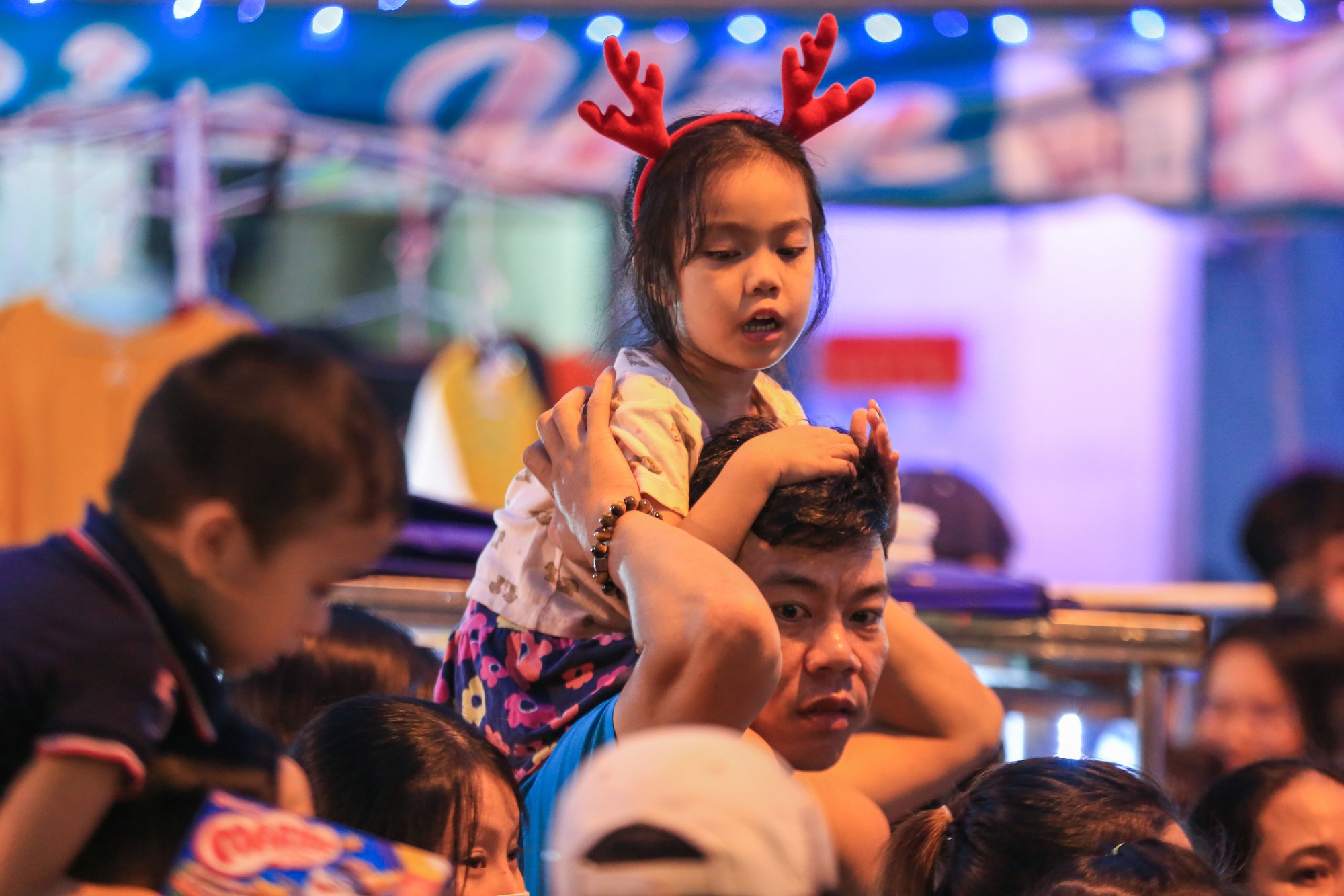 Người dân TP HCM, Hà Nội nô nức đón Giáng sinh - Ảnh 11.