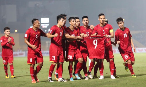 NHỮNG CHIẾN BINH LÀM NÊN VINH QUANG AFF CUP: Đoàn kết như một gia đình - Ảnh 2.