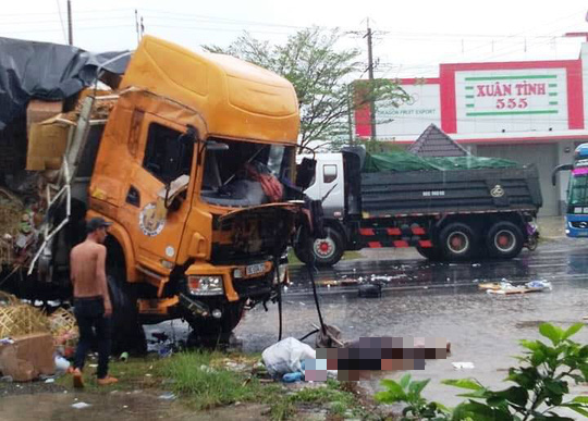 Xe tải đối đầu xe container gây tai nạn liên hoàn, 2 người tử vong - Ảnh 3.