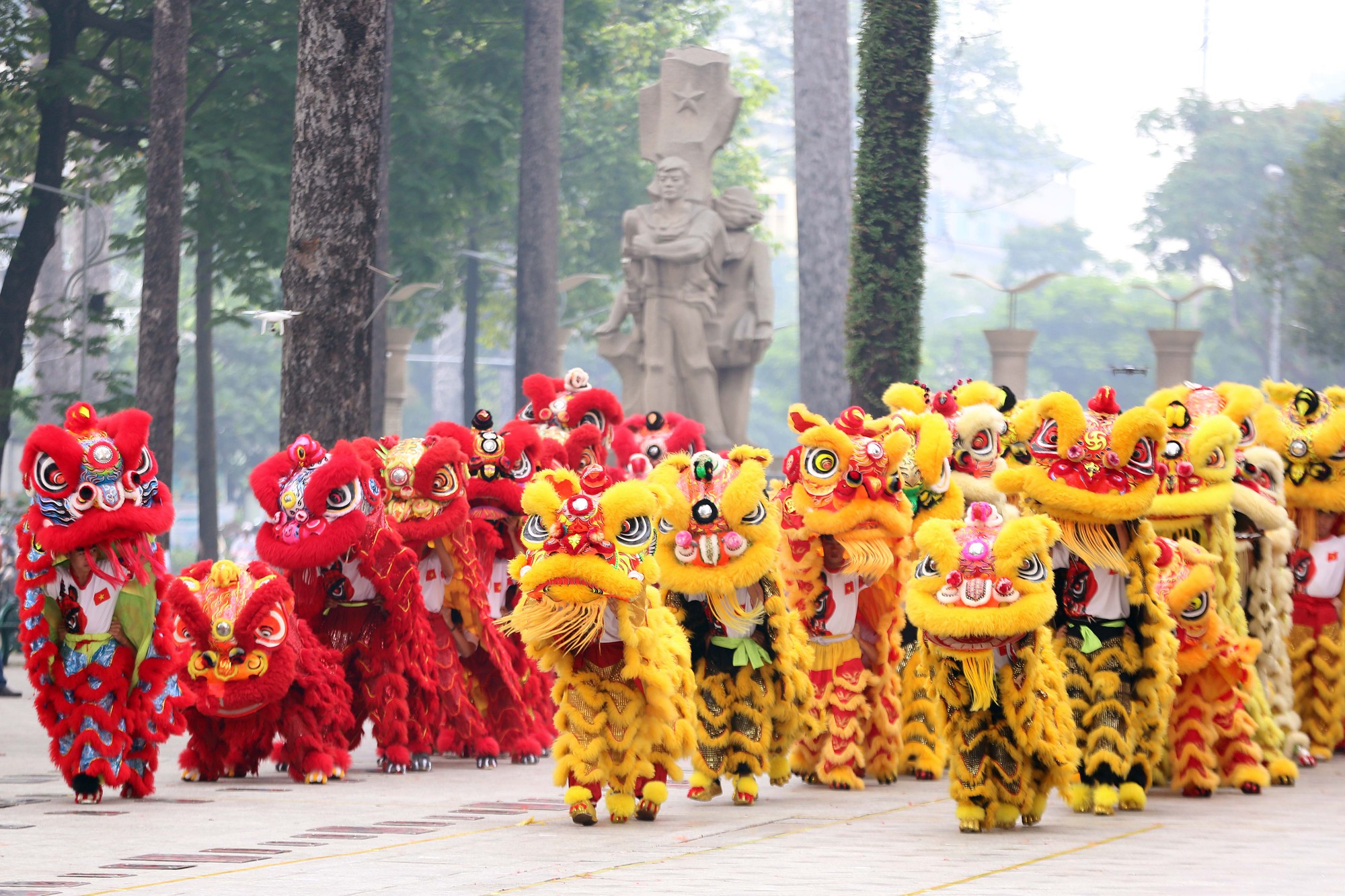 108 con lân đồng diễn, xếp hình Quốc kỳ xác lập kỷ lục Guinness Việt Nam - Ảnh 1.