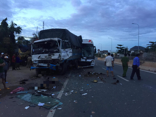 Xe chở đoàn khách du lịch TP HCM gây tai nạn, 2 người chết - Ảnh 1.