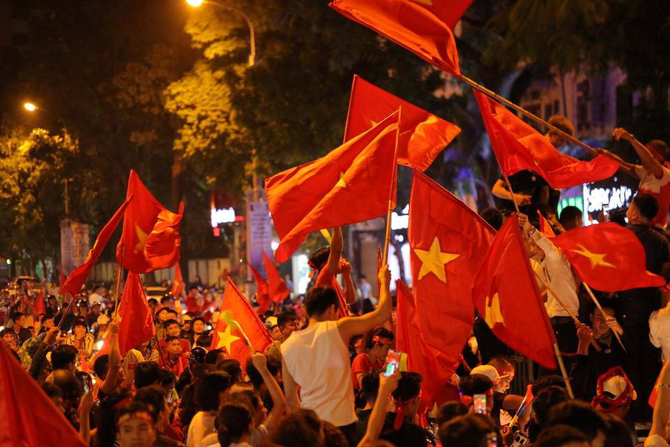Hà Nội rợp cờ mừng chiến thắng của các chàng trai áo đỏ - Ảnh 25.