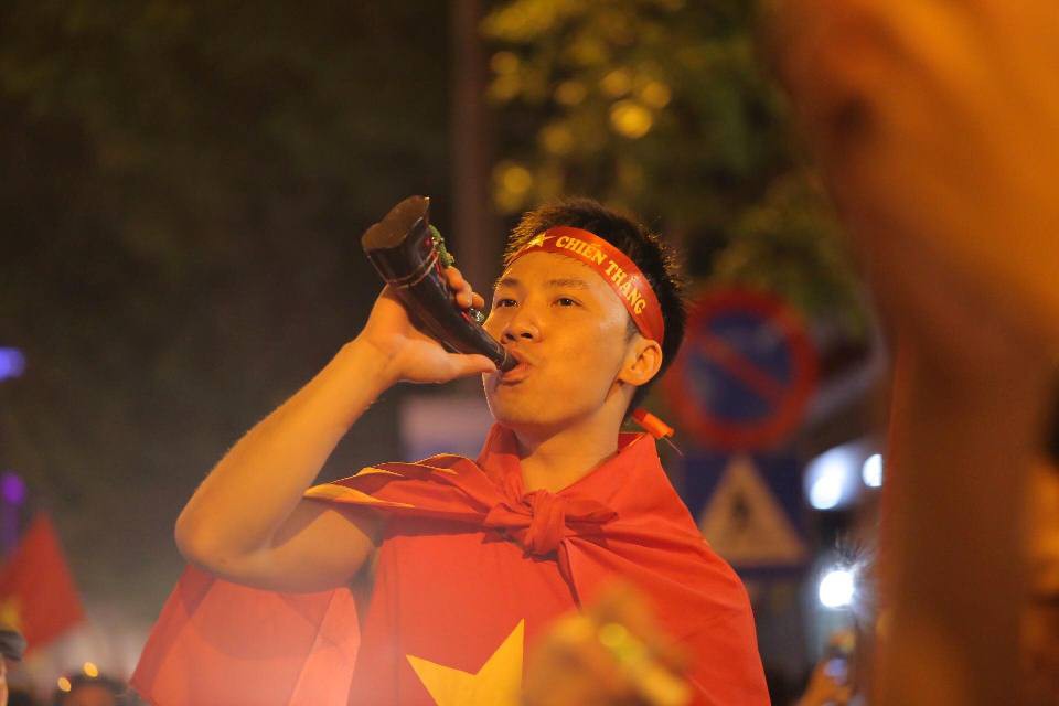 Hà Nội rợp cờ mừng chiến thắng của các chàng trai áo đỏ - Ảnh 31.