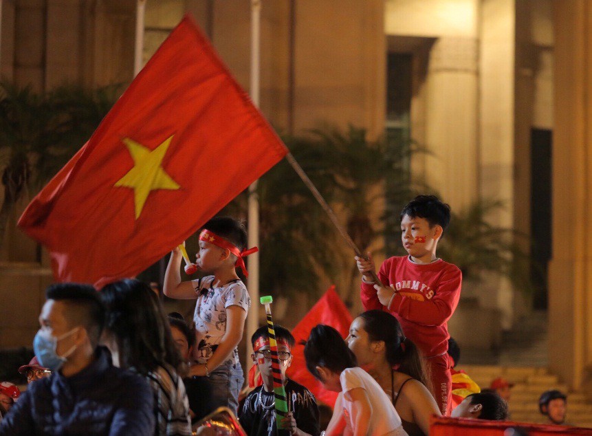 Hà Nội rợp cờ mừng chiến thắng của các chàng trai áo đỏ - Ảnh 32.
