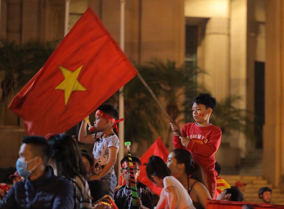 Hà Nội rợp cờ mừng chiến thắng của các chàng trai áo đỏ - Ảnh 16.