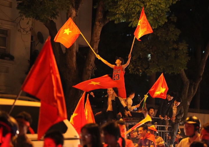 Hà Nội rợp cờ mừng chiến thắng của các chàng trai áo đỏ - Ảnh 17.