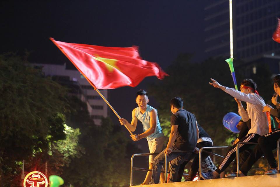 Hà Nội rợp cờ mừng chiến thắng của các chàng trai áo đỏ - Ảnh 18.