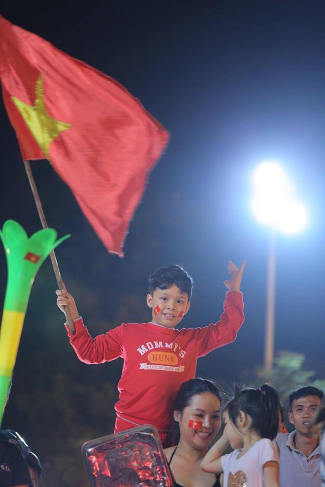 Hà Nội rợp cờ mừng chiến thắng của các chàng trai áo đỏ - Ảnh 19.