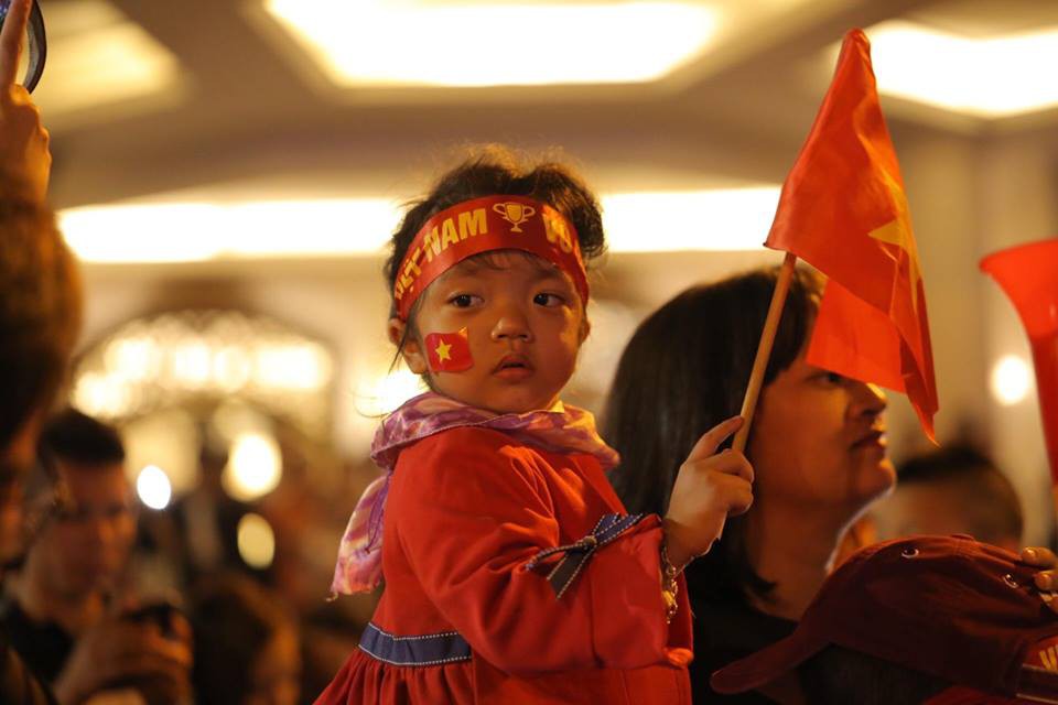 Hà Nội rợp cờ mừng chiến thắng của các chàng trai áo đỏ - Ảnh 20.