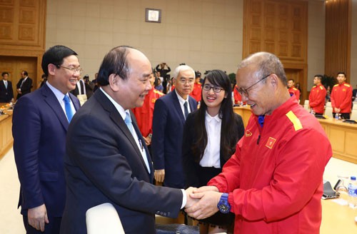 Thủ tướng Nguyễn Xuân Phúc: Tạo nền tảng cho phát triển nhanh và bền vững - Ảnh 2.