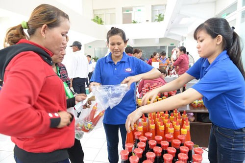 THỰC PHẨM BẨN TUỒN VỀ CHỢ CÔNG NHÂN (*): Đưa thực phẩm sạch đến công nhân - Ảnh 1.