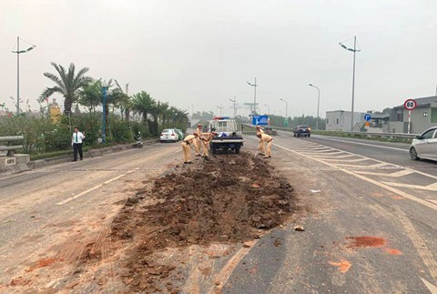 Đổ bùn đất giữa đường gần sân bay Nội Bài, nhiều ô tô tông nhau liên hoàn - Ảnh 2.