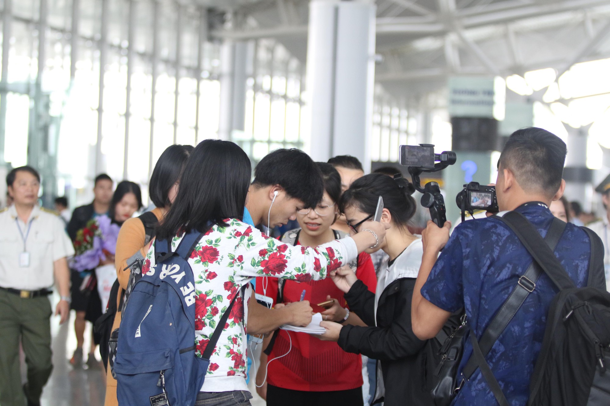 Công Phượng, Quang Hải hút fan khi tuyển Việt Nam bay sang Malaysia  - Ảnh 3.
