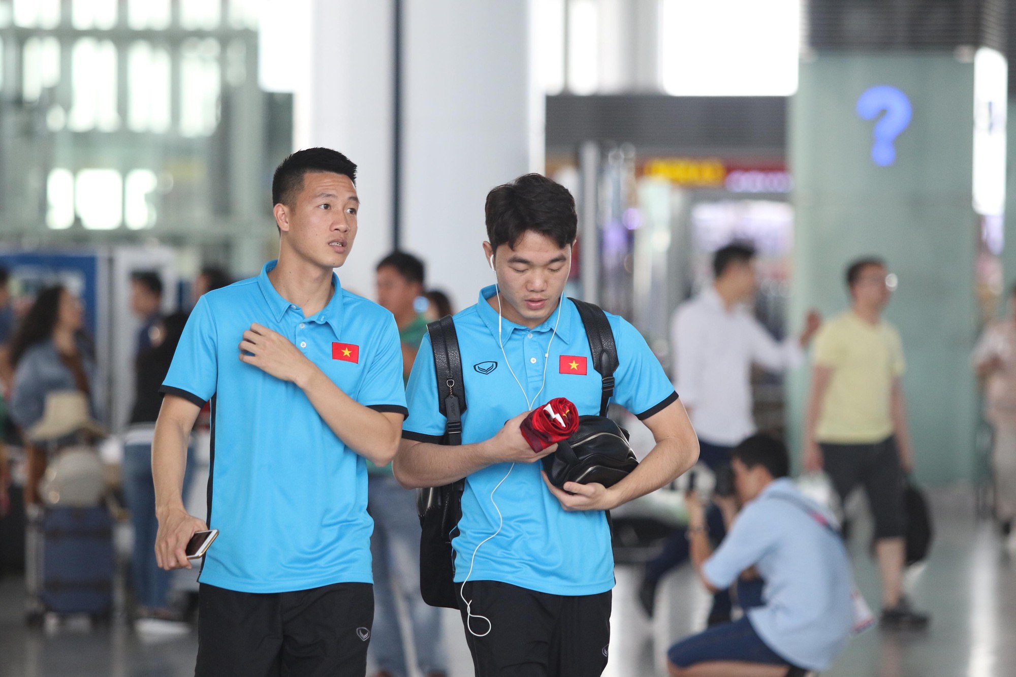 Công Phượng, Quang Hải hút fan khi tuyển Việt Nam bay sang Malaysia  - Ảnh 4.
