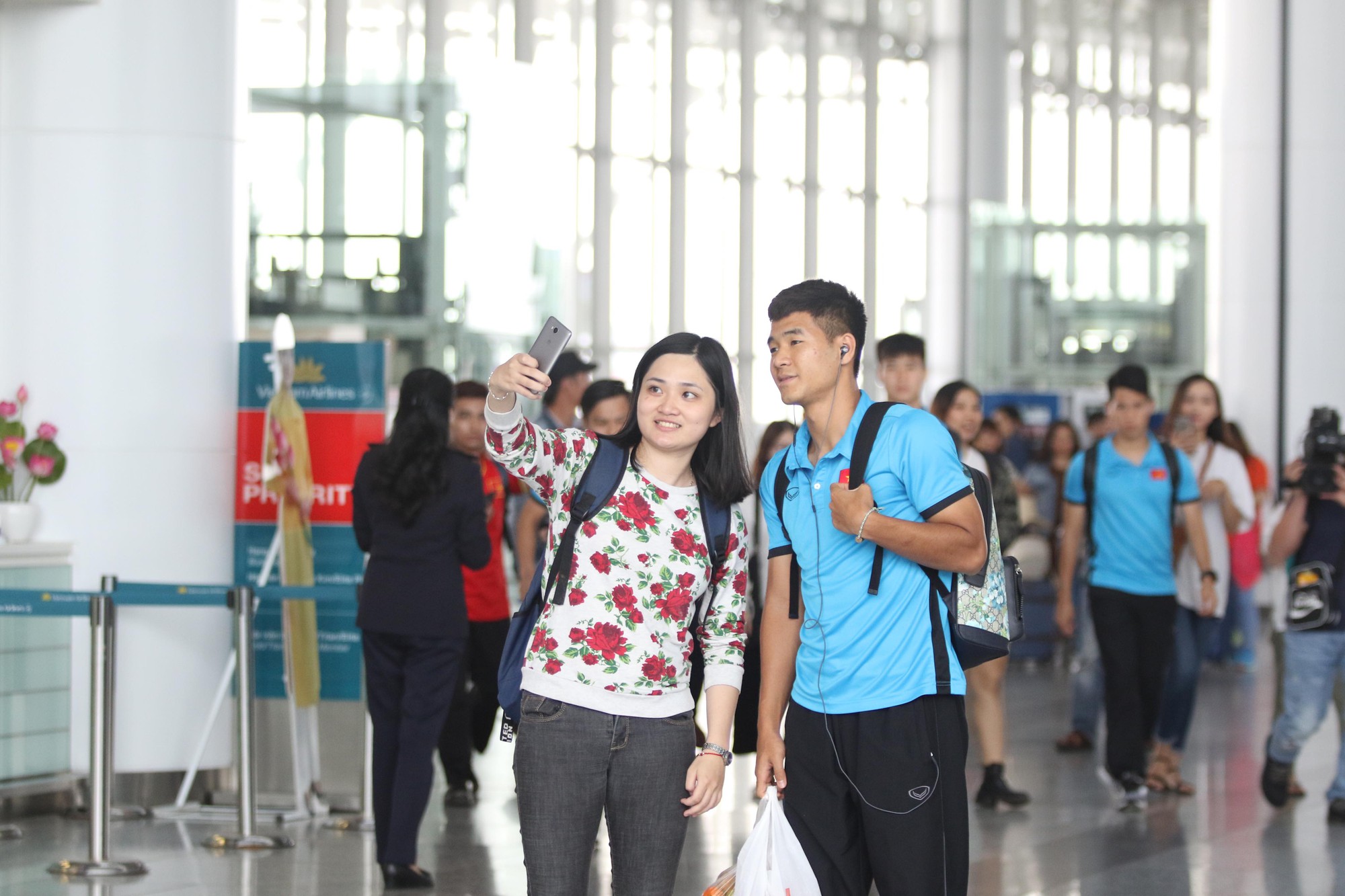 Công Phượng, Quang Hải hút fan khi tuyển Việt Nam bay sang Malaysia  - Ảnh 5.