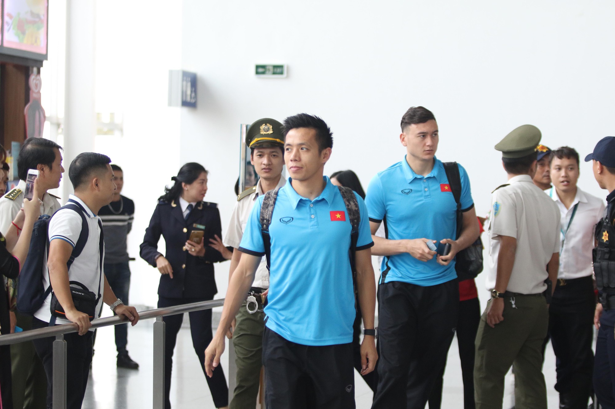 Công Phượng, Quang Hải hút fan khi tuyển Việt Nam bay sang Malaysia  - Ảnh 6.