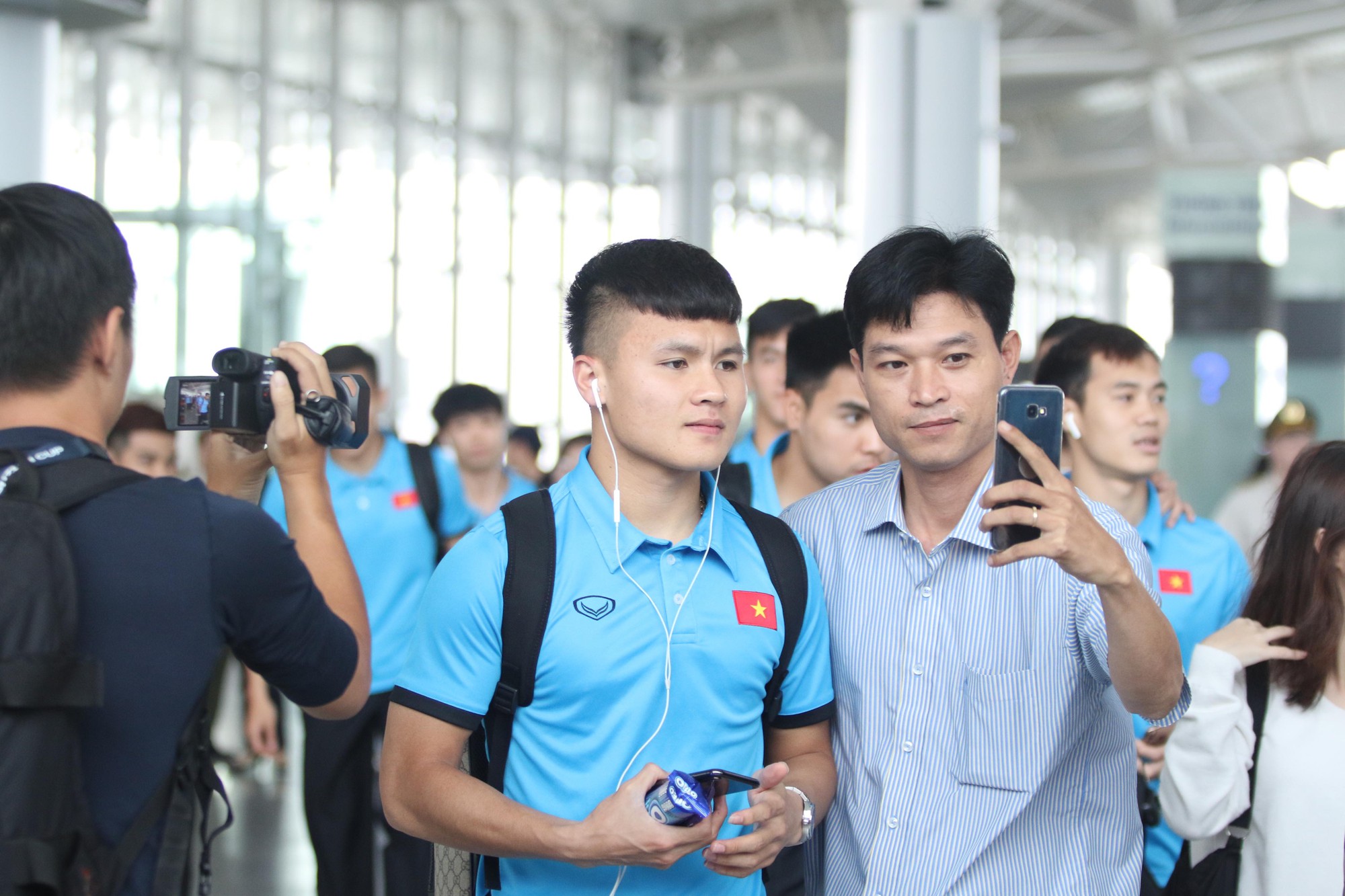 Công Phượng, Quang Hải hút fan khi tuyển Việt Nam bay sang Malaysia  - Ảnh 7.