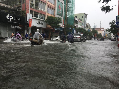 Trận mưa lịch sử nhấn chìm Đà Nẵng - Ảnh 1.