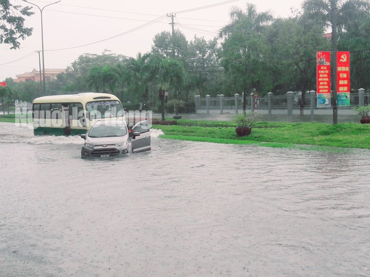 Mưa như trút, đường phố Tam Kỳ thành biển nước - Ảnh 10.