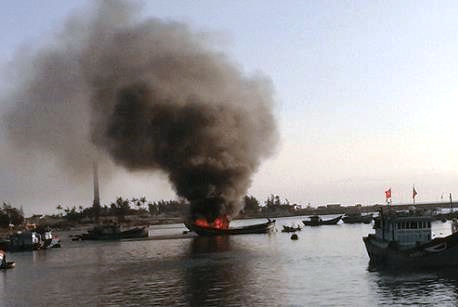 Cháy tàu cá chứa 10.000 lít dầu, cảnh sát PCCC bất lực - Ảnh 1.