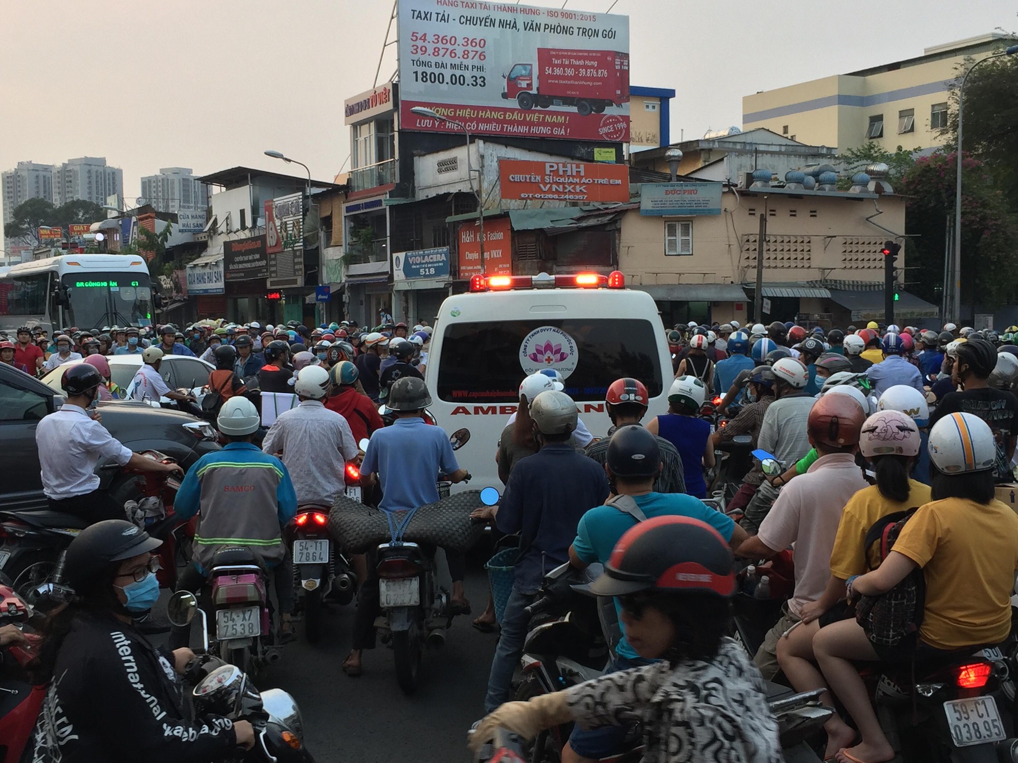 Xe cứu thương “tuyệt vọng” ở giao lộ Sư Vạn Hạnh - Lý Thái Tổ - Ảnh 5.