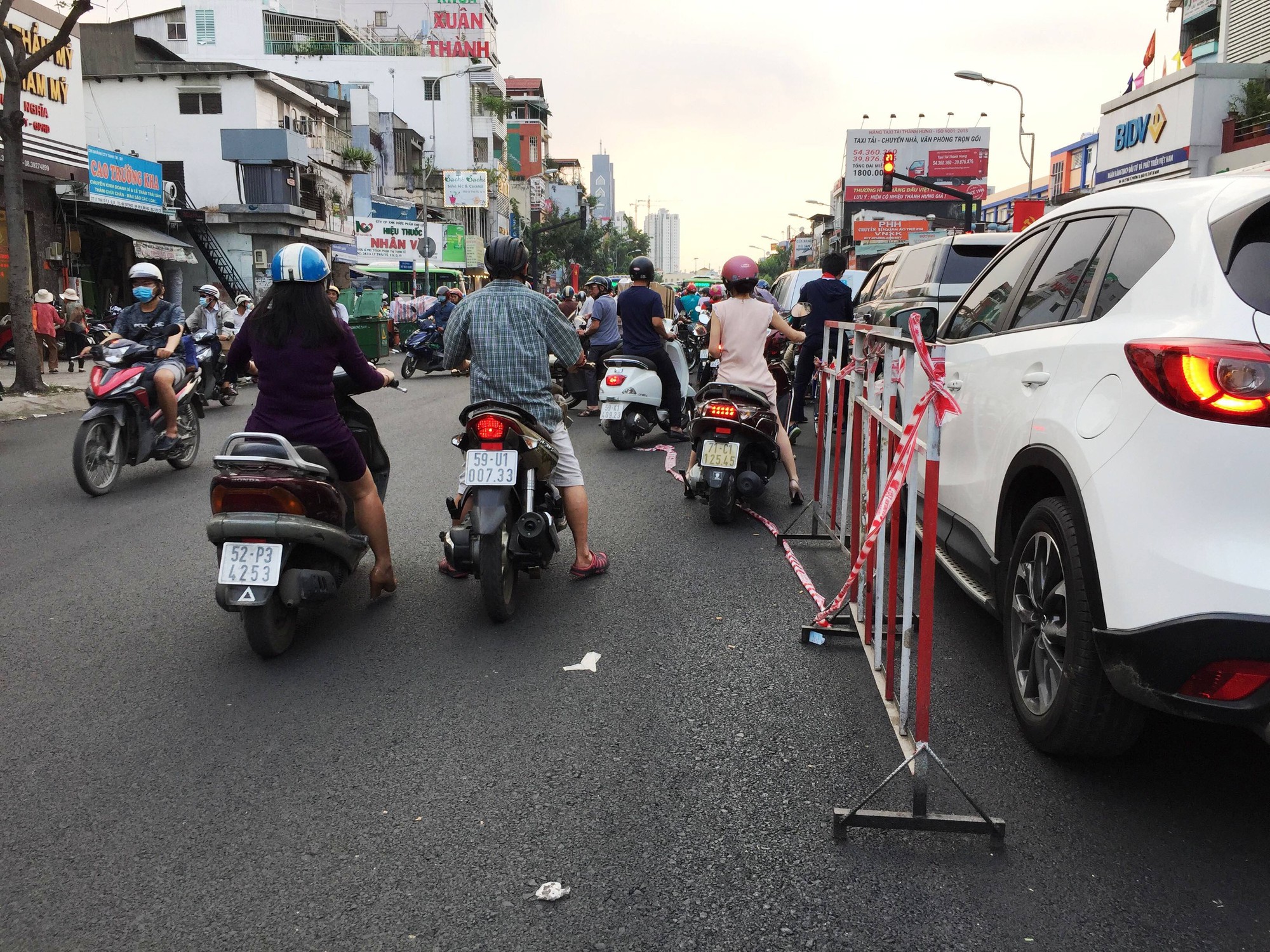 Xe cứu thương “tuyệt vọng” ở giao lộ Sư Vạn Hạnh - Lý Thái Tổ - Ảnh 7.