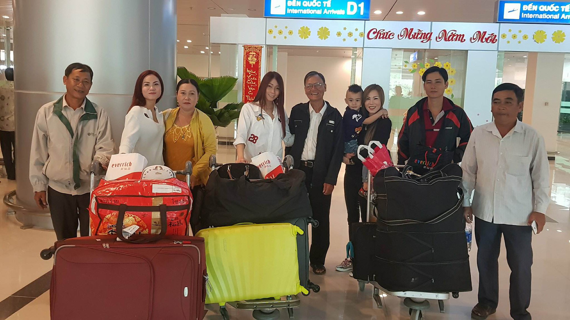 Gia đình xúc động đón cô dâu Việt từ Đài Loan về quê ăn Tết - Ảnh 15.