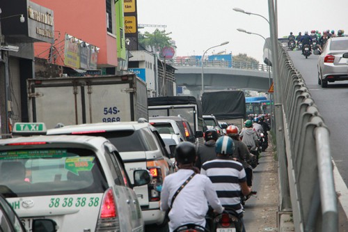 Nghẹt thở ở sân bay, bến xe - Ảnh 1.