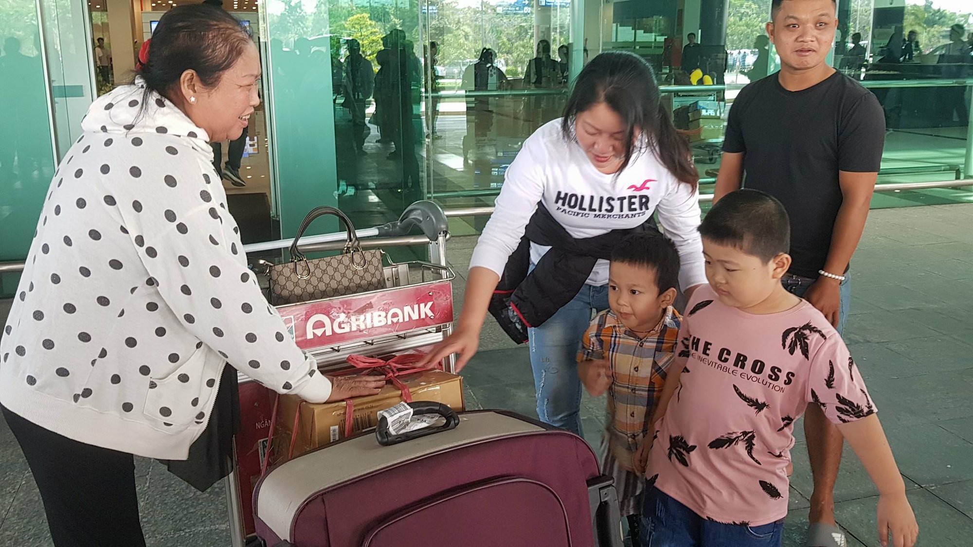 Gia đình xúc động đón cô dâu Việt từ Đài Loan về quê ăn Tết - Ảnh 14.