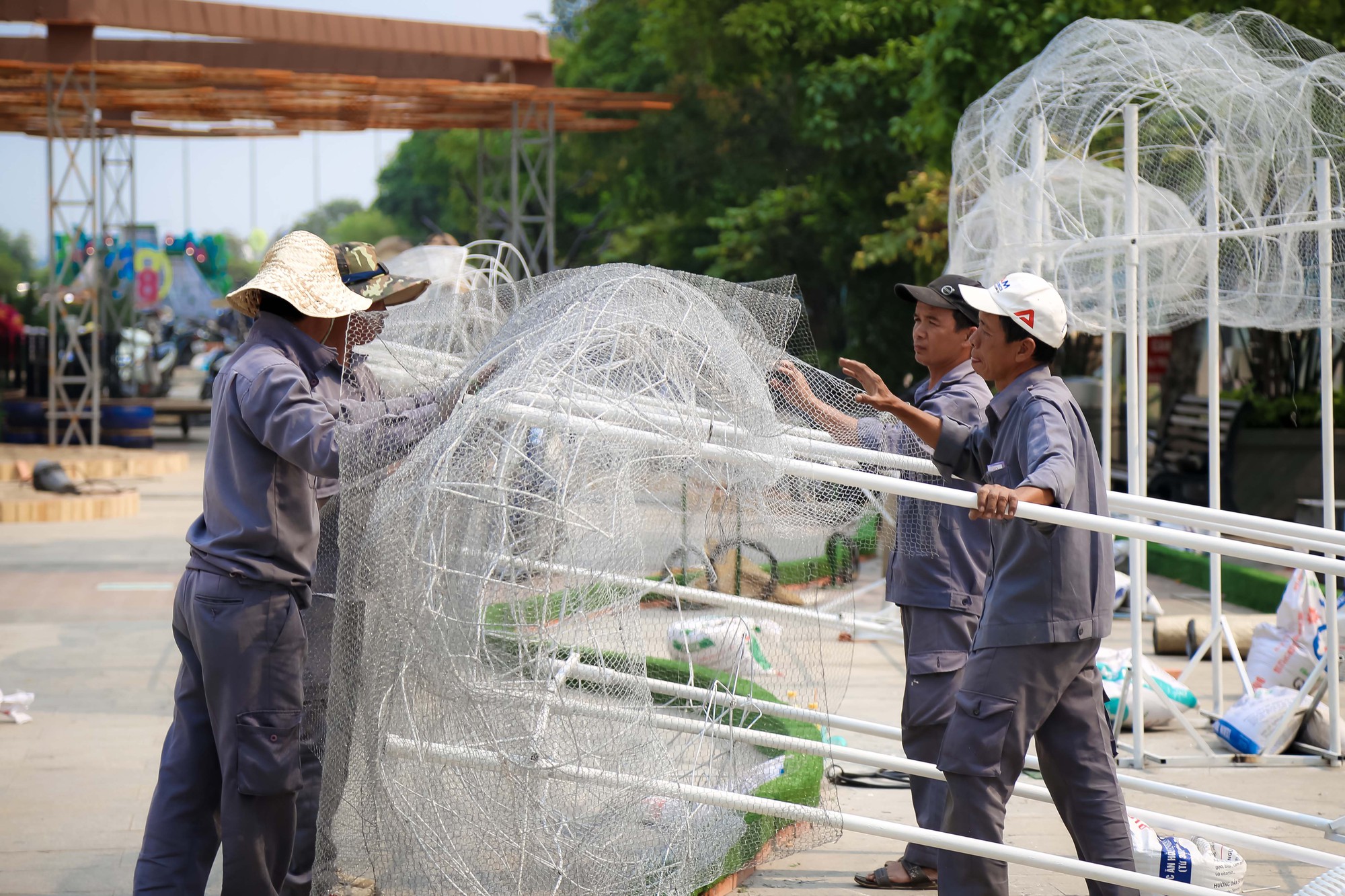 Tất bật thi công đường hoa Nguyễn Huệ Tết Mậu Tuất - Ảnh 6.