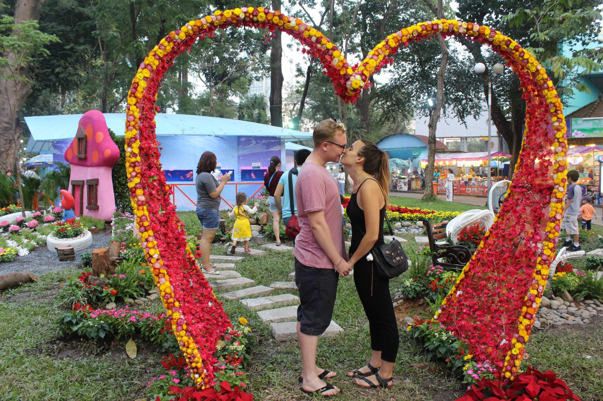 Người nước ngo&agrave;i th&iacute;ch th&uacute; với Hội Hoa Xu&acirc;n Mậu Tuất 2018 - Ảnh 1.