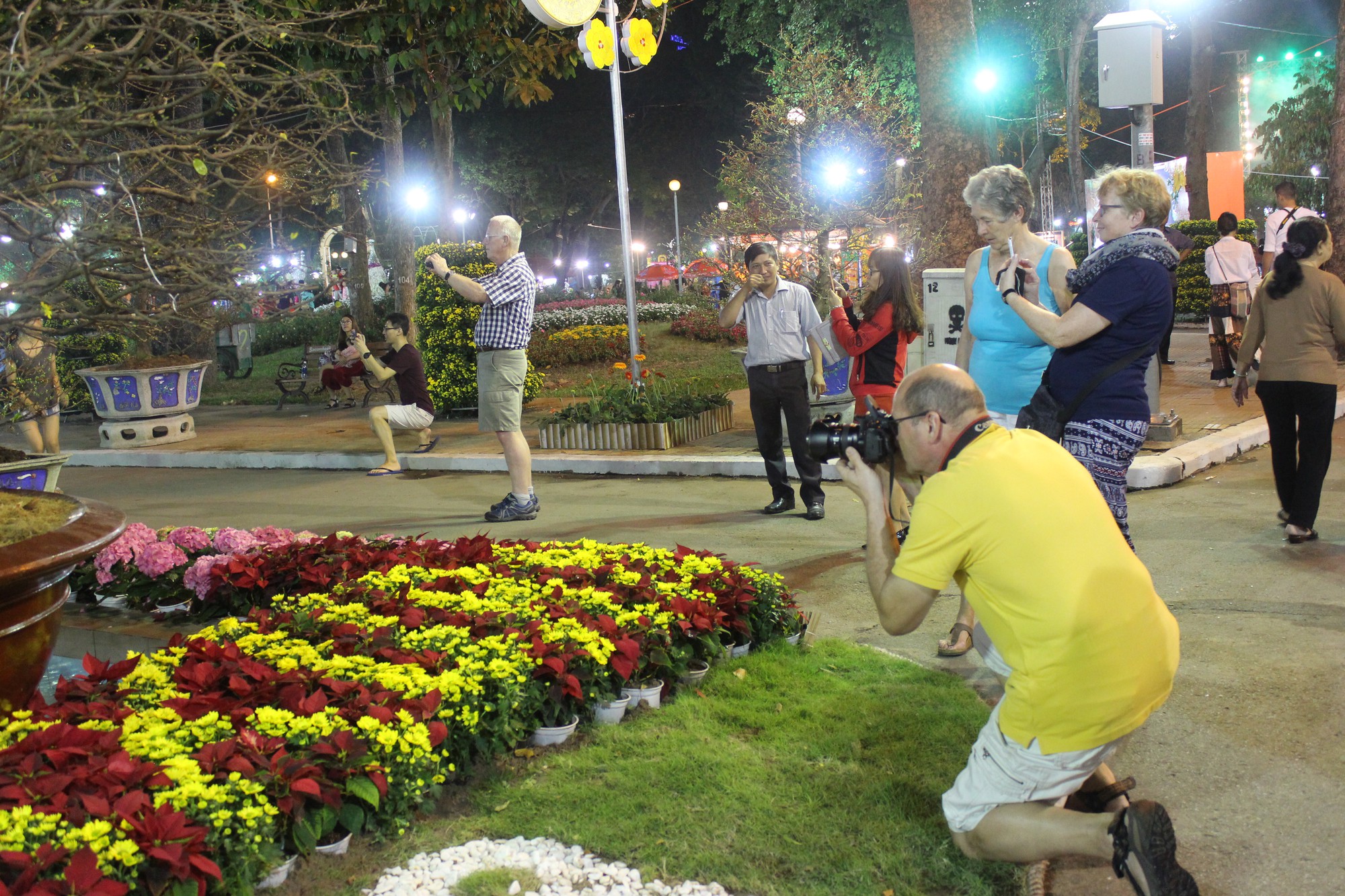 Người nước ngo&agrave;i th&iacute;ch th&uacute; với Hội Hoa Xu&acirc;n Mậu Tuất 2018 - Ảnh 8.