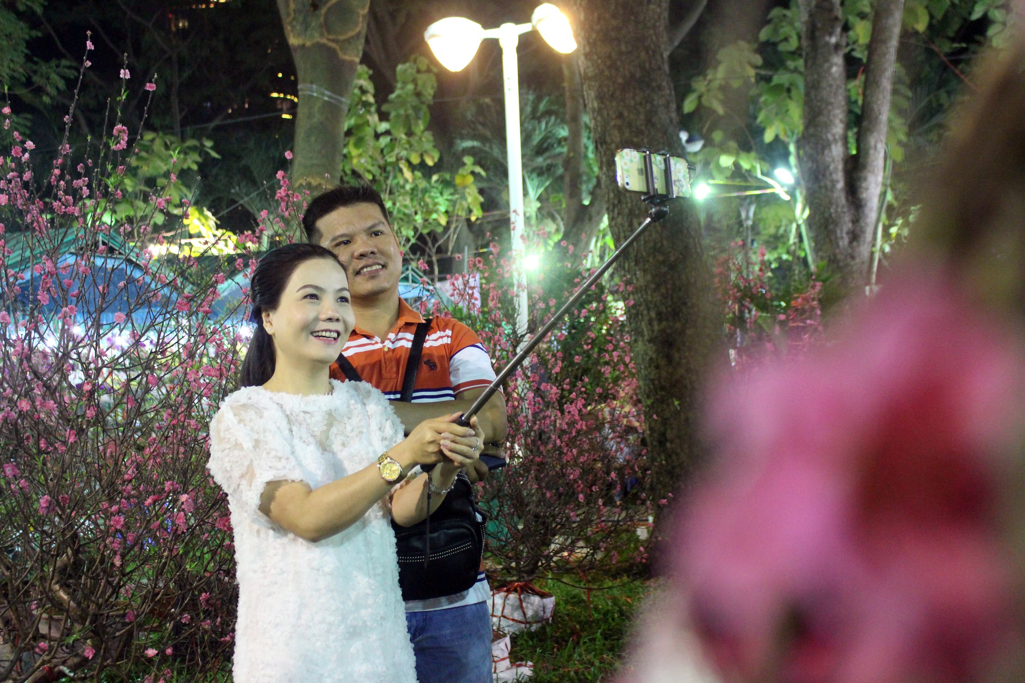 Người Sài Gòn rộn ràng tham quan chợ hoa trong đêm - Ảnh 11.