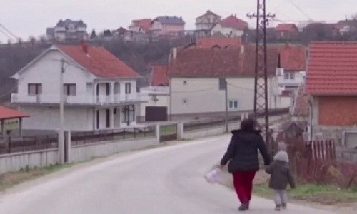 Đột nhập làng đại gia nhưng vắng bóng người ở Serbia - Ảnh 11.