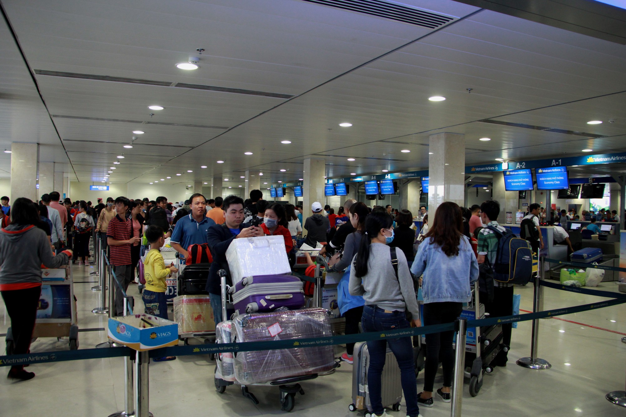 Khách qua sân bay Tân Sơn Nhất đạt “kỷ lục” trong dịp Tết Mậu Tuất 2018 - Ảnh 1.
