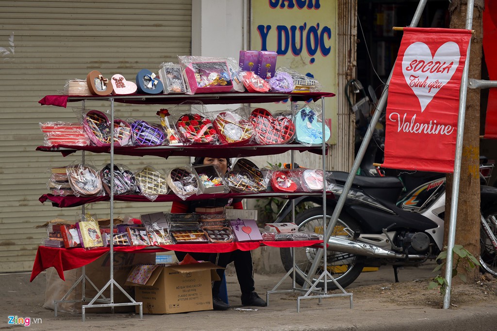 Thị trường quà tặng Valentine lu mờ vì không khí Tết - Ảnh 2.