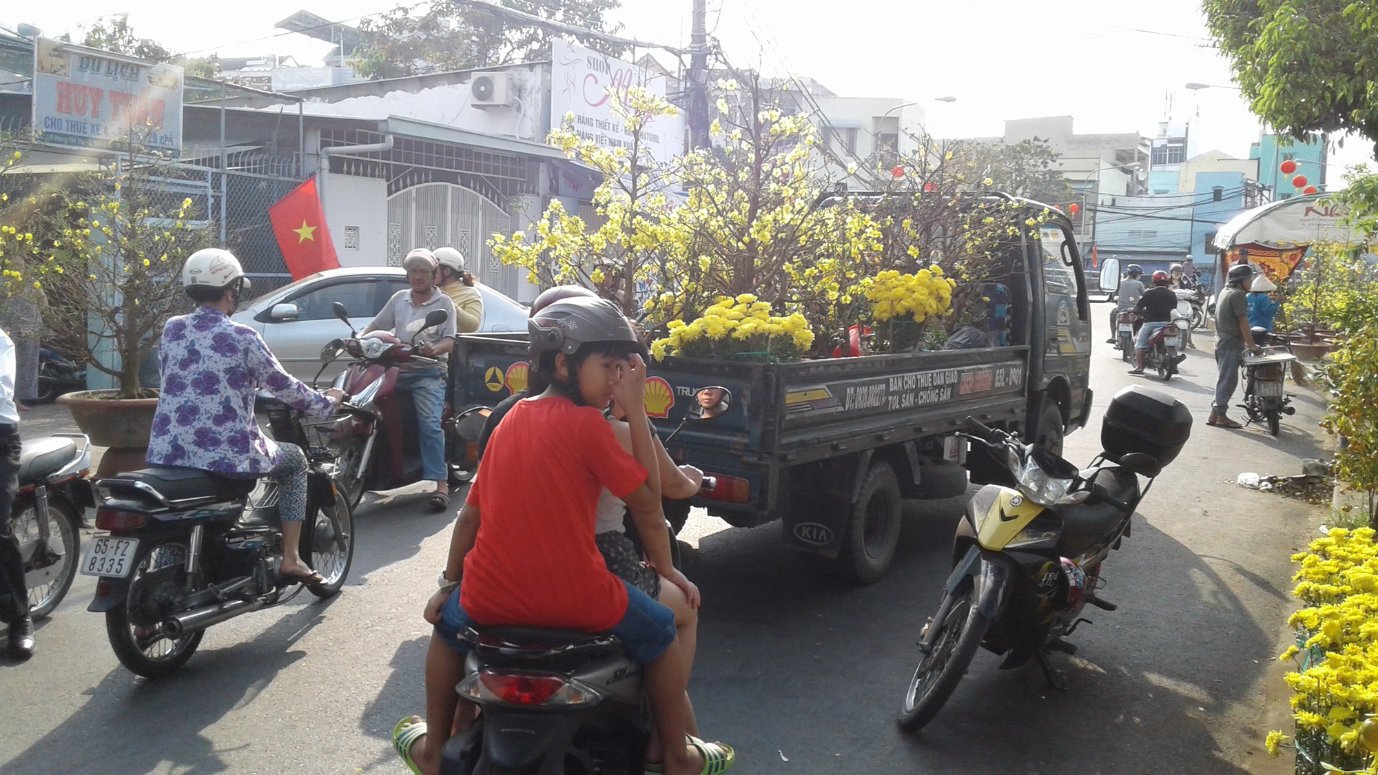 Mai “khủng” ở chợ hoa Tết: “Mang đến lại mang về!” - Ảnh 6.