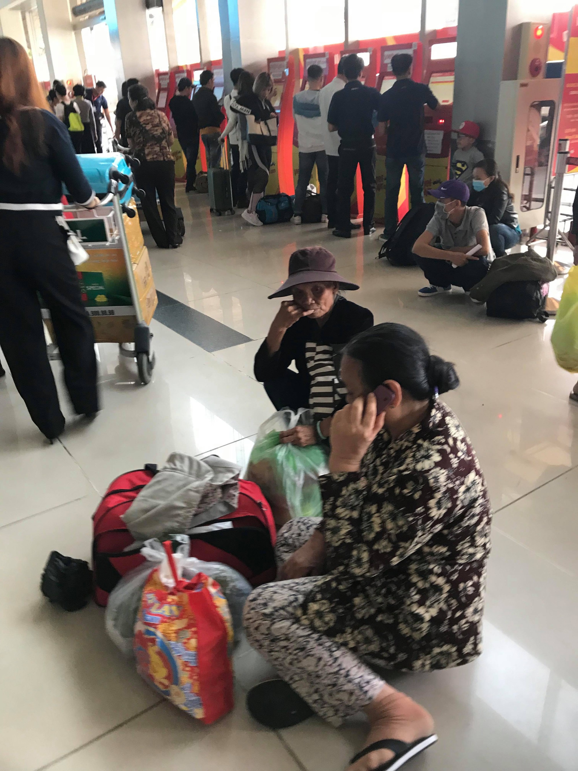 30 tháng chạp: Bến xe vắng hoe, sân bay Tân Sơn Nhất vẫn đông nghẹt - Ảnh 19.