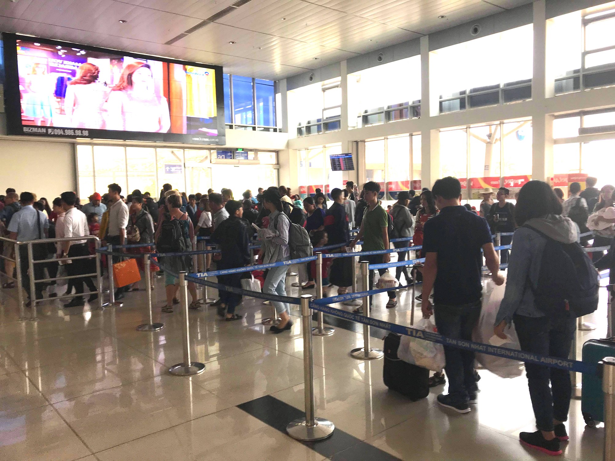 30 tháng chạp: Bến xe vắng hoe, sân bay Tân Sơn Nhất vẫn đông nghẹt - Ảnh 16.