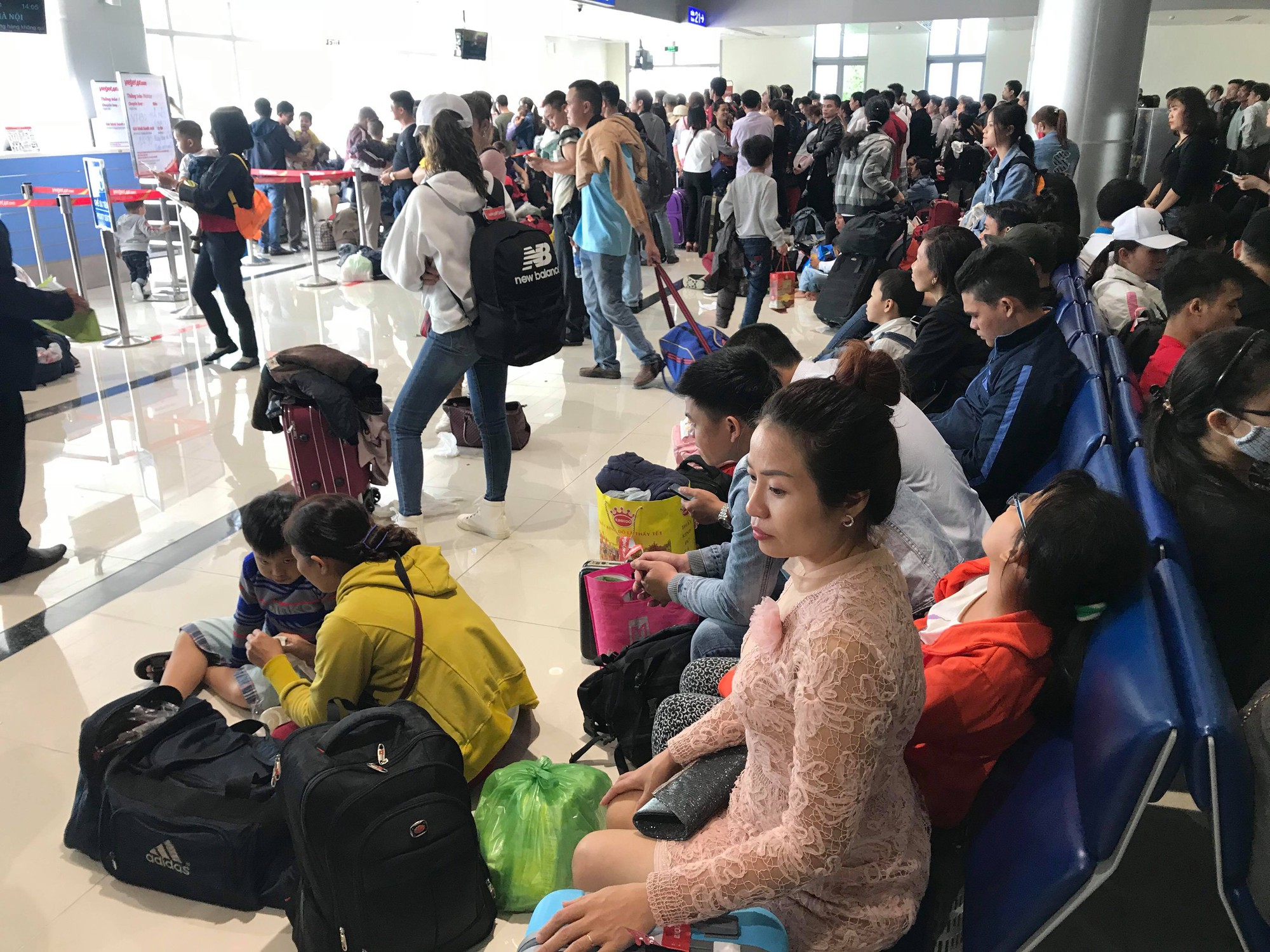 30 tháng chạp: Bến xe vắng hoe, sân bay Tân Sơn Nhất vẫn đông nghẹt - Ảnh 20.